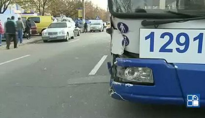 Un troileibuz a fost lovit de un autoturism care încerca să vireze.