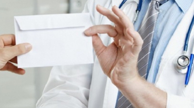 Medicul a fost reținut în incinta spitalului în momentul primirii banilor.