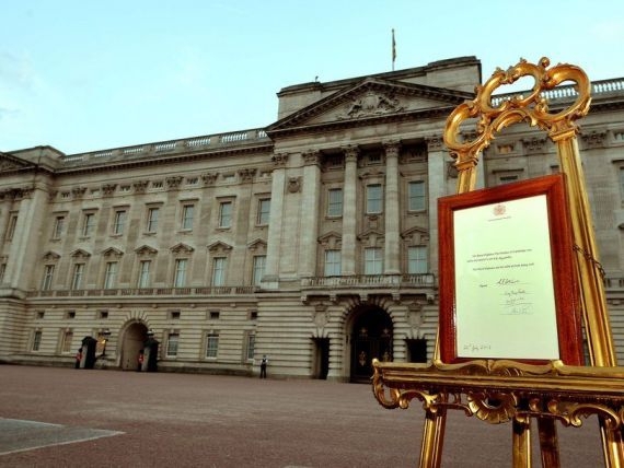 Salariul anual este de 14.400 de lire pe an (17.340 de euro), pe langa cazare in Palatul Buckingham si masa.