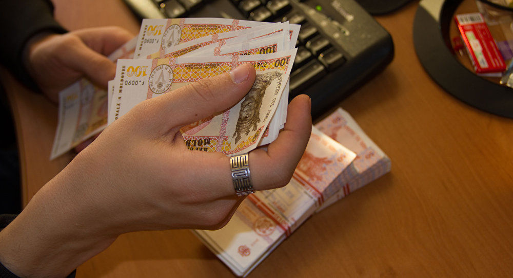 В 2015 г. средняя зарплата равнялась 4 610,9 лея ($230) - на 10,5% больше 2014 г. Фото: sputnik.md