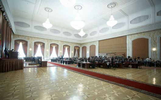 Propunerea de a ţine această scurtă pauză a venit din partea deputatului neafiliat Mihai Godea. 