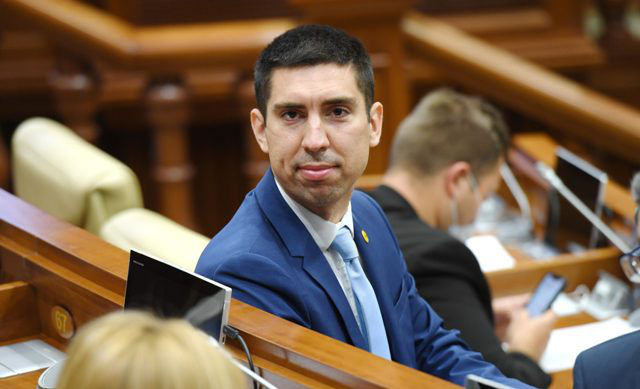 Депутат PAS Михаил Попшой.