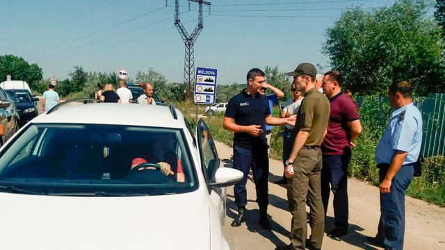 Решение о перенаправлении транспорта приняли представители четырех пограничных и таможенных властей РМ и Украины. Фото: bani.md.