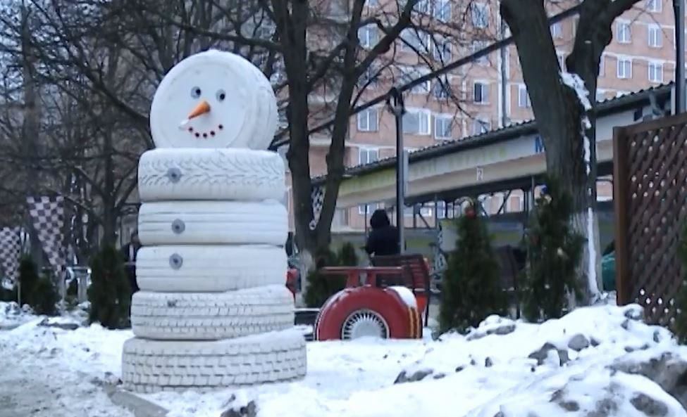 В Кишиневе работники автомойки соорудили снежную бабу из старых шин.