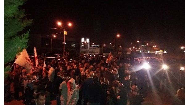 Одно из главных требований участников акции - встретиться с председателем ЦИК Тамар Жвания.