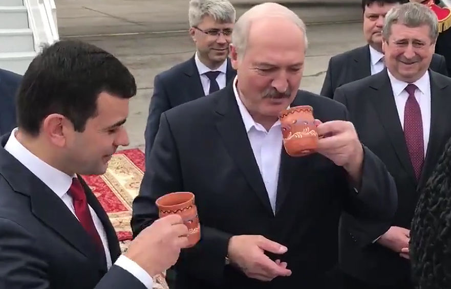 Лукашенко в аэропорту Кишинева попробовал молдавское вино.