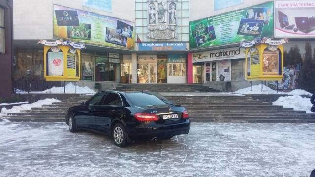 Это уже не первый случай незаконной парковки с участием машин дипломатической миссии КНР. 