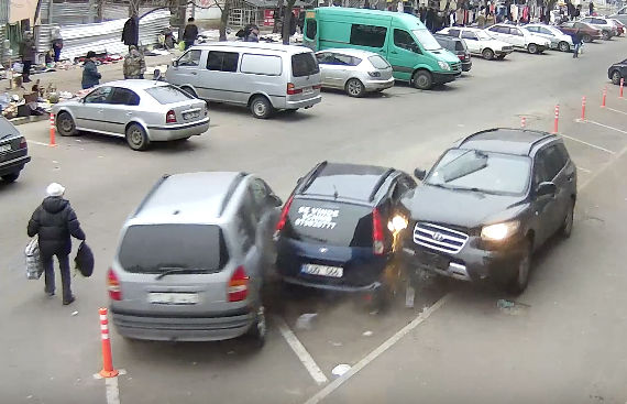 Камеры наблюдения сняли ДТП у столичного ж/д вокзала.