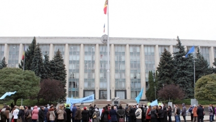 Peste 200 de profesori universitari au protestat astăzi la Guvern.