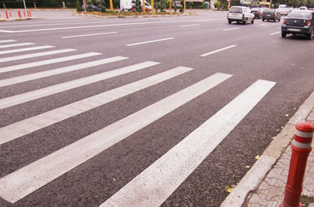 Doi bărbaţi au fost loviţi de o maşină pe o trecere de pietoni. 