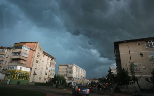 Meteorologii anunţă Cod Galben de furtună, vijelie, grindină și scăderea temperaturii.