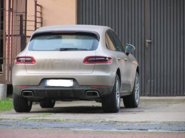 Scandal: Un preot prins că şi-a luat un Porsche de 100 de mii de Euro