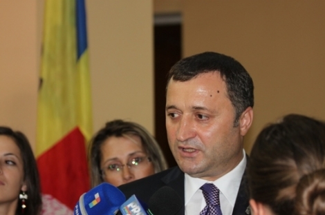 Chiar dacă a lăsat să se înţeleagă că nu exclude ca aceste convorbiri să fi fost trucate, premierul a recunoscut, pe de altă parte, că acestea ar fi putut avea loc, menţionând că nu este normal când premierul este interceptat. 