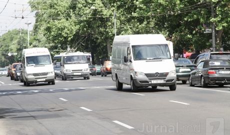 Circulaţia pe bulevardul Constantin Negruzzi din capitală a fost reluată astăzi în ambele sensuri.