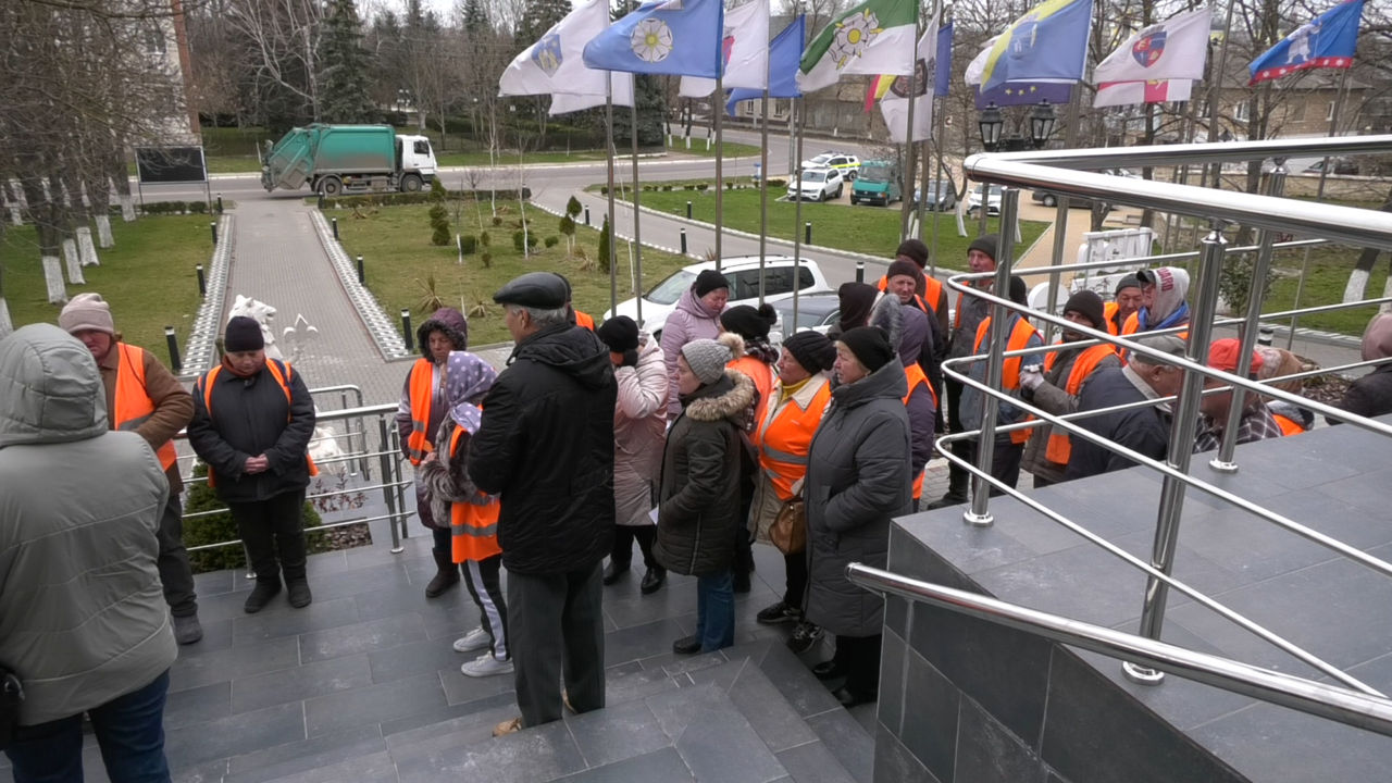 Angajații salubrizării din Căușeni protestează din nou: Trei luni fără salariu.