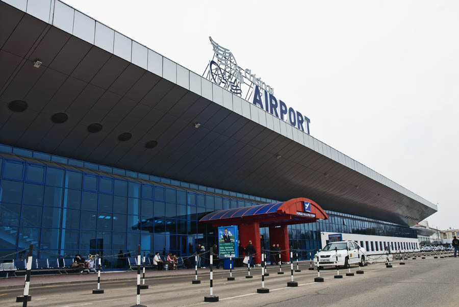 Manifestanții condamnă decizia de concesionare a aeroportului unei companii ruse și afirmă că instituția ar fi gestionată în prezent de un fost KGB-ist.