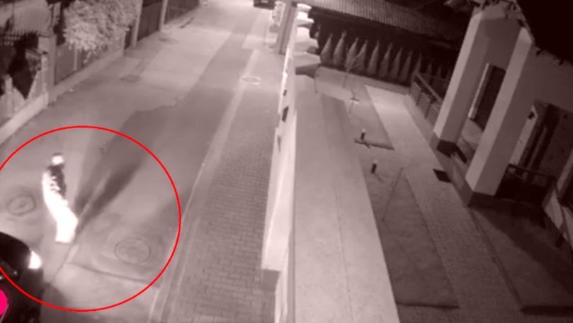 Появилось видео, как парень бросает взрывное устройство на Буюканах.