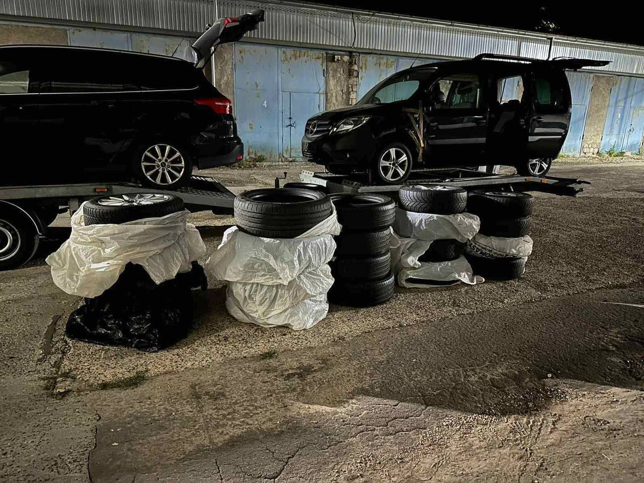 Мужчину остановили на трассе за незаконную перевозку автозапчастей и шин.