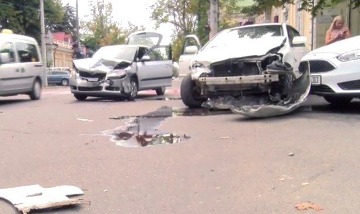 В центре Кишинева столкнулись три автомобиля.