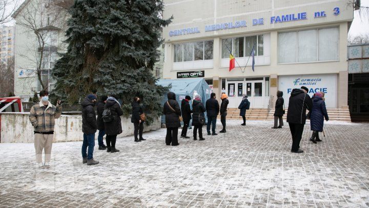 Ажиотаж образовался у палаток для сдачи ковид-тестов.