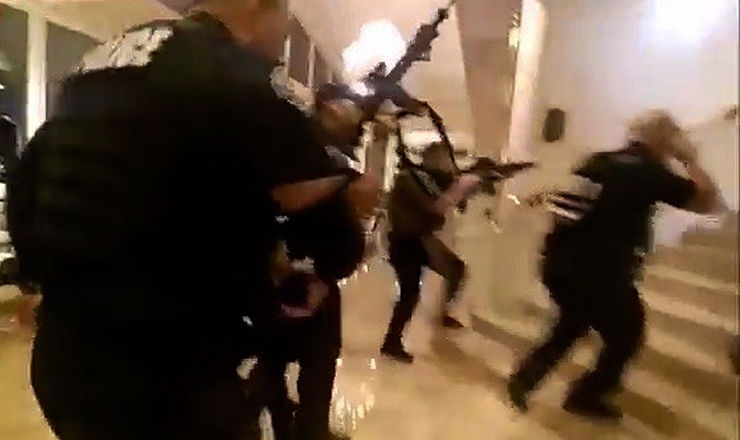 Видео было записано на нательную камеру одного из сотрудников полиции.