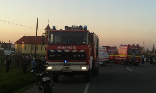 În urma accidentului trei persoane din microbuz au fost rănite.