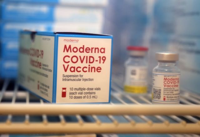 В Японии узнали, чем была "загрязнена" вакцина Moderna.