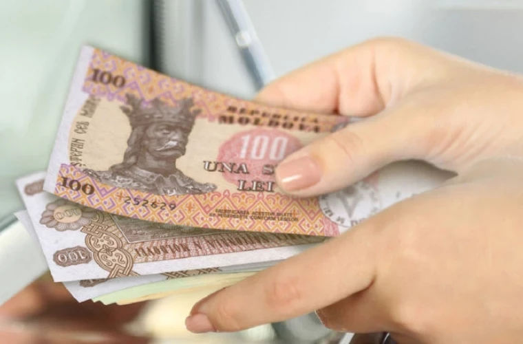 Банковские карты и деньги получили 51 900 беженцев.