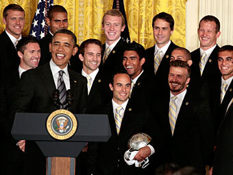 Барак Обама и игроки Los Angeles Galaxy. Фото: Reuters
