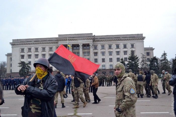 В Одессе сожгли мемориал у Дома профсоюзов.