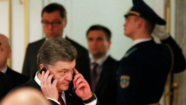Дворец белорусского президента полнится слухами, версиями и самым неожиданными трактовками того, что же происходит за закрытыми дверями.