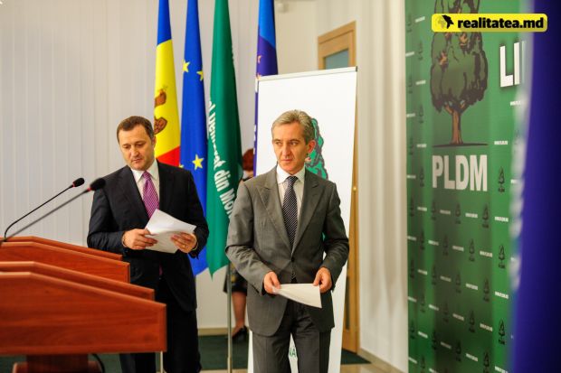 Vlad Filat și Iurie Leancă vor fi invitați la discuții în cadrul Comisiei pentru investigarea situației de pe piața valutară. Foto: Realitatea.md