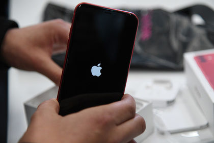 На Apple подали в суд за "доведение до гомосексуализма".