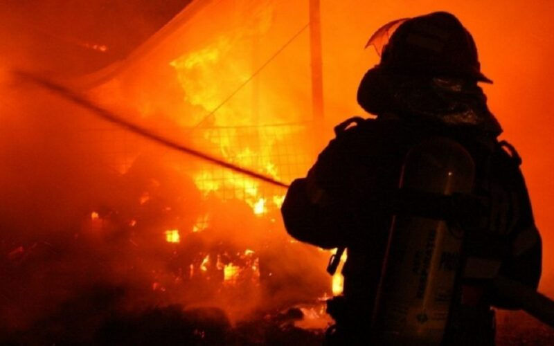 Incendiu în sectorul Botanica: Un depozit de materiale de construcții, cuprins de flăcări.