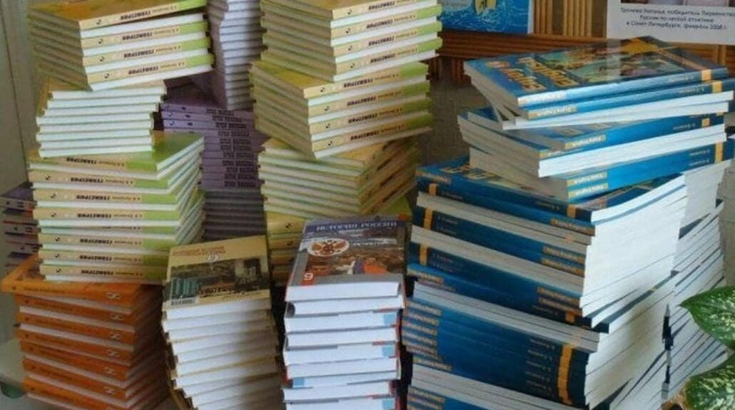 Минобразования выделит книги школам, сообщившим о нехватке и повреждении учебников.
