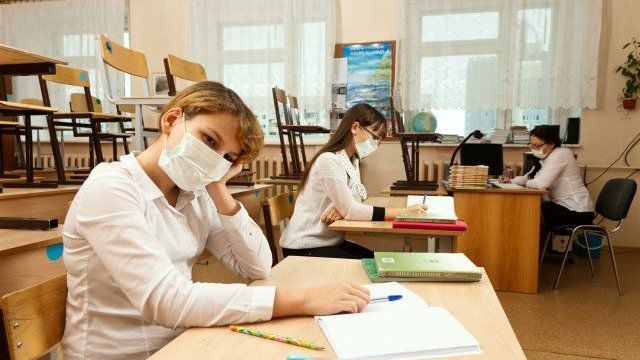 Опасное заболевание у педагога обнаружили лишь когда двух школьниц госпитализировали.