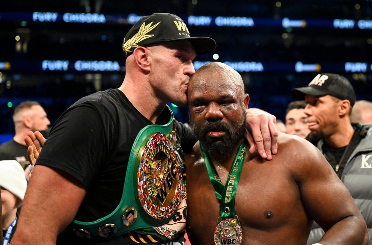 Фьюри нокаутировал Чисору и защитил пояс WBC в супертяжелом весе.