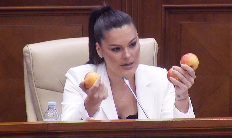 Зотя-Дурня вернулась в парламент и потребовала заслушать главу Минсельхоза.