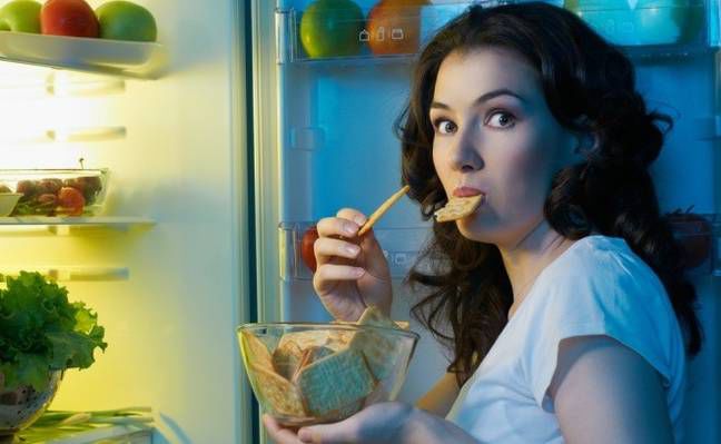 Mâncatul seara are efecte negative asupra siluetei – de la acumularea de kilograme în plus, la creşterea riscului de diabet de tip 2.