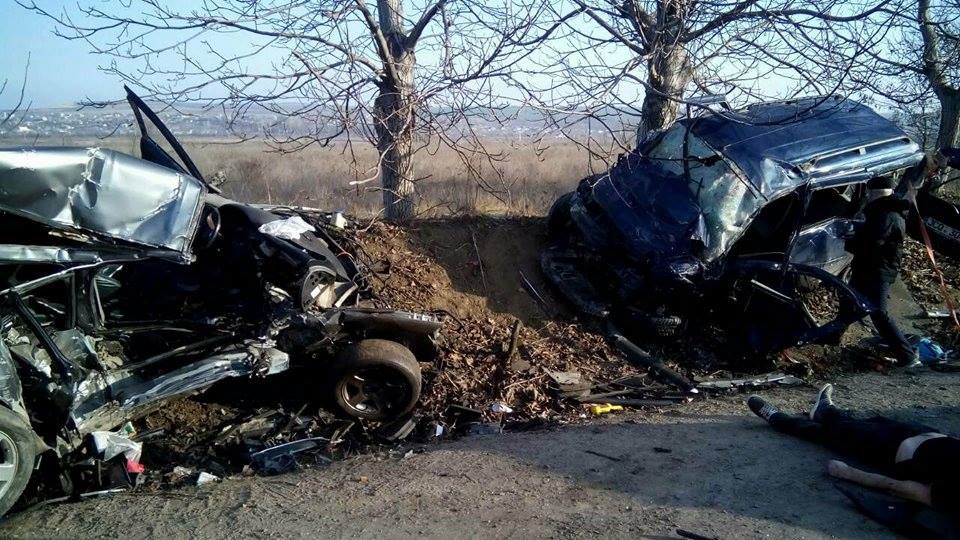 В результате столкновения Audi и Dacia погибли 5 человек, в том числе и несовершеннолетний. Фото: facebook.com / Inspectoratul General pentru Situații de Urgență al MAI.