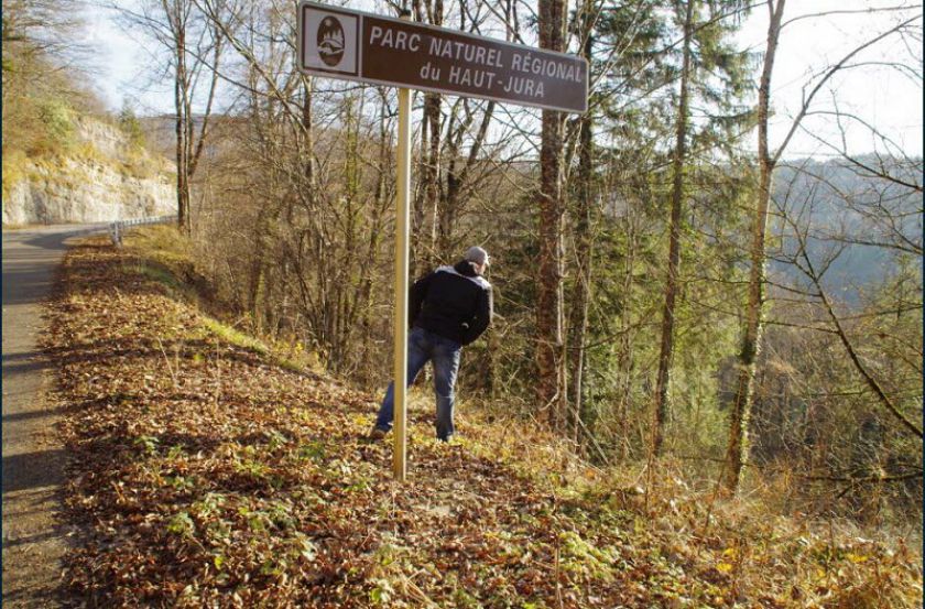 Tânără găsită desfigurată într-o pădure din Franţa. Criminalul a lovit-o cu cuţitul de 26 de ori 