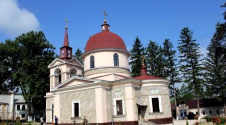 Монахи святой обители, затерянной в Кодрах, омолаживаются ключевой водой.