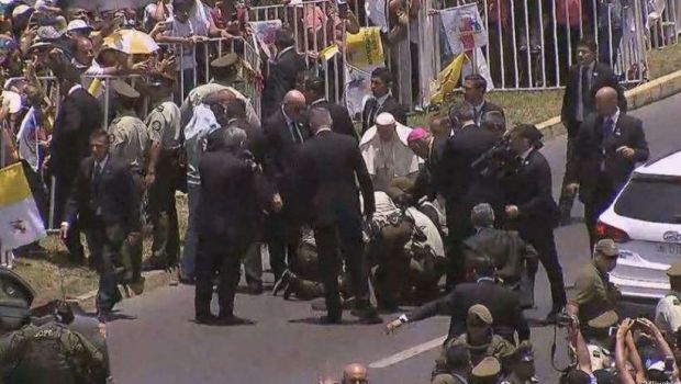 Gest impresionant al Papei Francisc pentru o poliţistă.