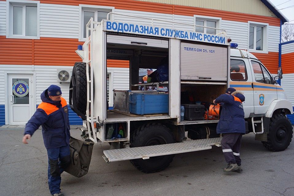 Водолазы планируют совершить спуски под воду для обследования автомобиля и поиска внутри него людей.