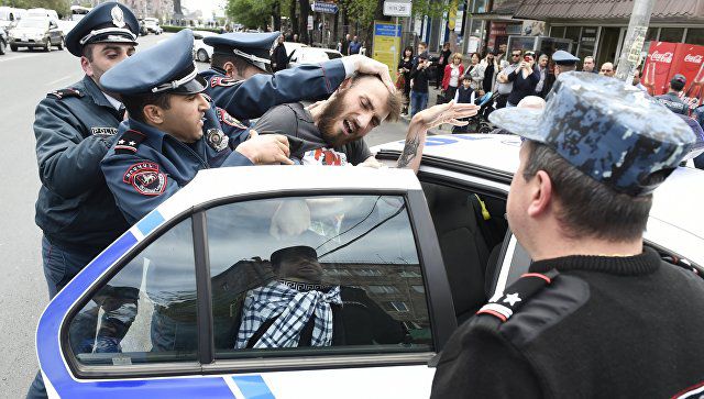 В Ереване задержали более 120 протестующих.