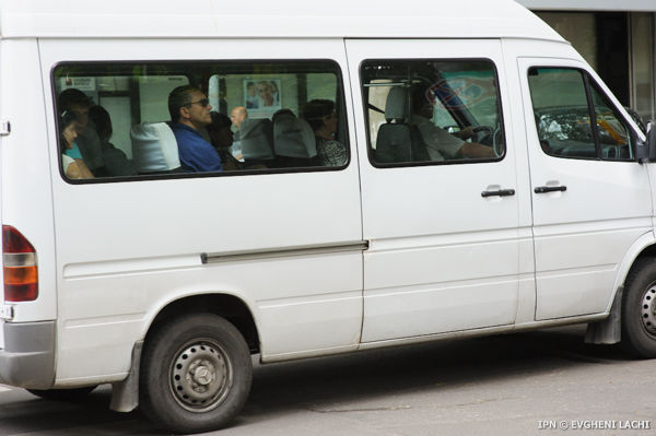 Pentru soluţionarea problemelor legate de maxi-taxi, 20% dintre respondenţi au propus reînnoirea parcului de microbuze, iar alţi 19% au propus eliminarea treptată a microbuzelor.