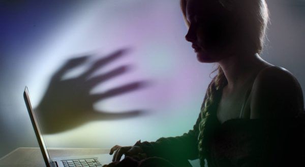 Pornografia infantilă: 11 minori ar fi postat online imagini cu tentă pornografică. Foto simbol: playtech.ro
