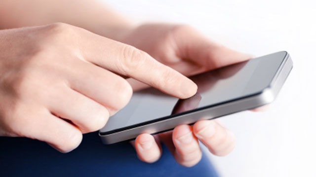 Mai bine de 100 de aplicații pentru telefon oferă în secret informații despre bateria telefonului. Foto: tech.firstpost.com