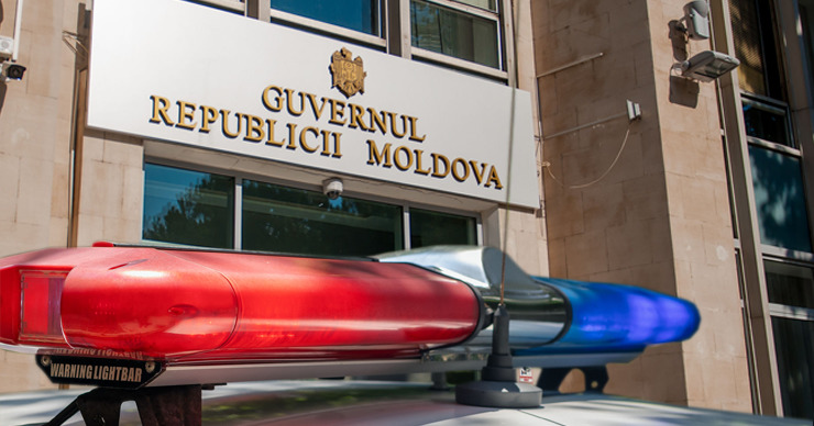 Полицейские задержали мужчину, бросавшего камни в двери правительства. Коллаж: Point.md