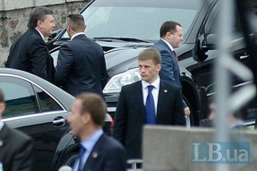 Украинский президент пропал из поля зрения СМИ в минувшие выходные, хотя обещал устроить поездки по юго-востоку страны.